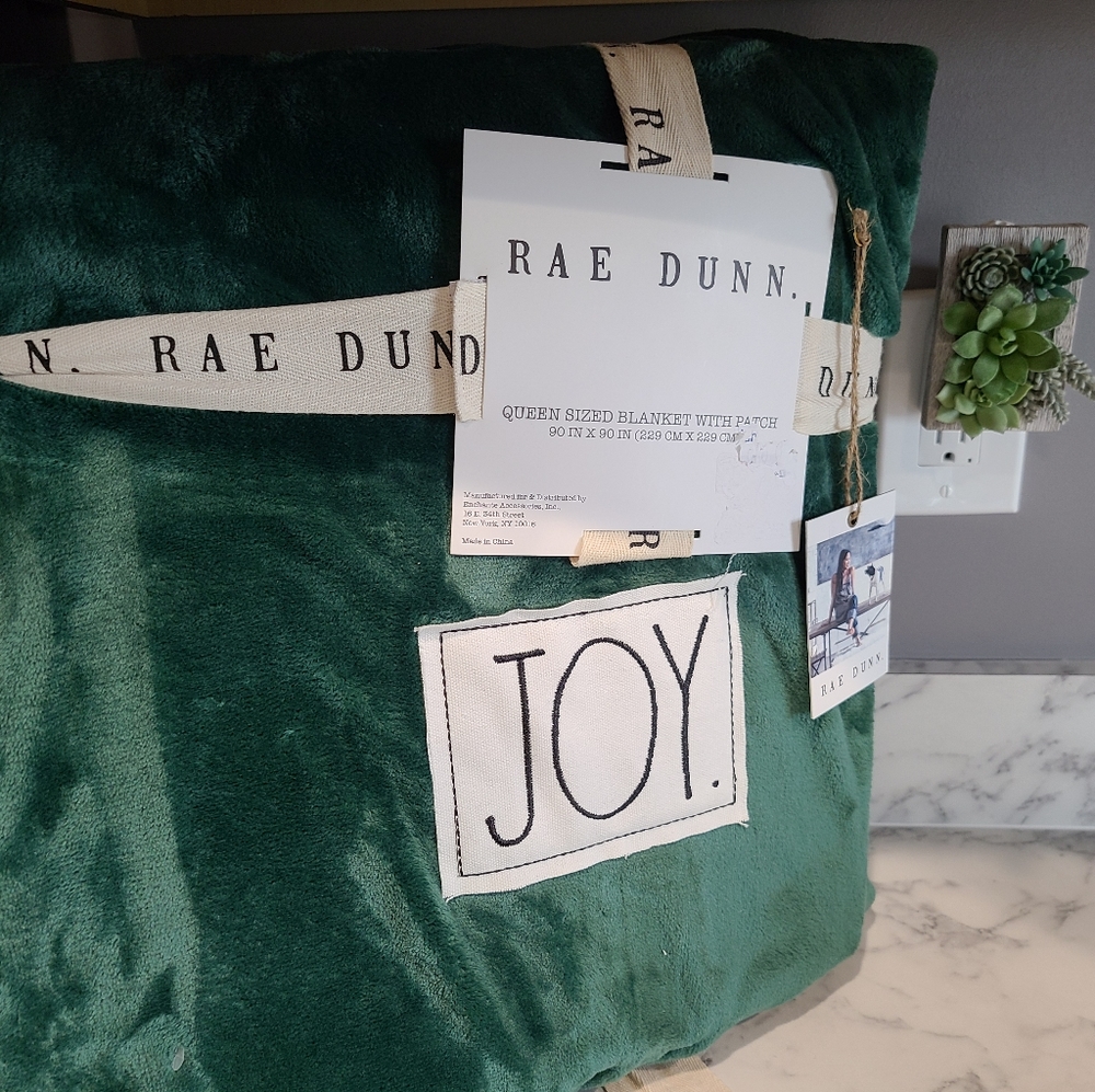🚫Sold🚫 Rae Dunn Christmas Blanket